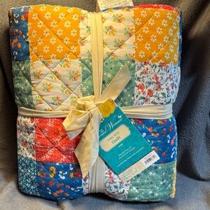 The Pioneer Woman Floral Patch Quilt - Full / Queen